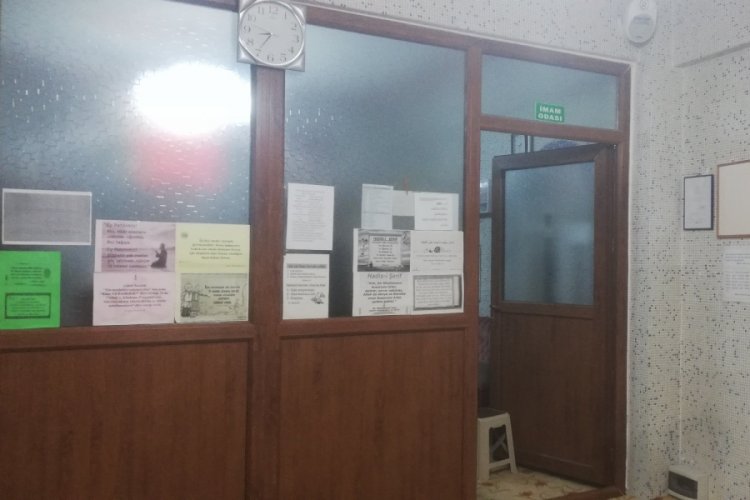 Hırsız, camideki sadaka kutusunu ve telefonu &ccedil;aldı
