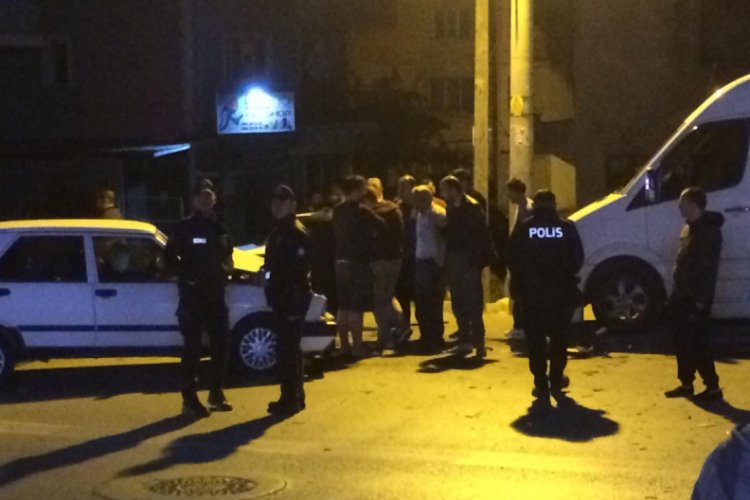 Alkoll&uuml; olduğu iddia edilen s&uuml;r&uuml;c&uuml;ye hızla gelen otomobil &ccedil;arptı: 2 yaralı