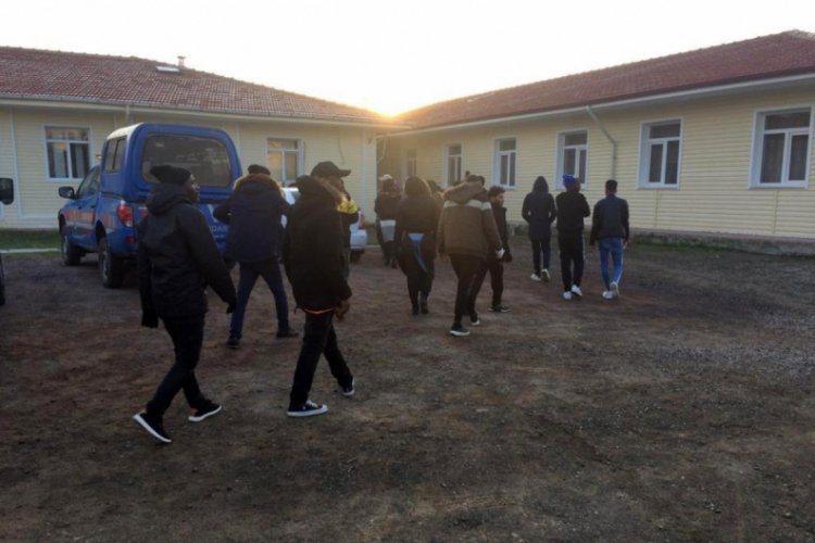 31 d&uuml;zensiz g&ouml;&ccedil;men yakalandı