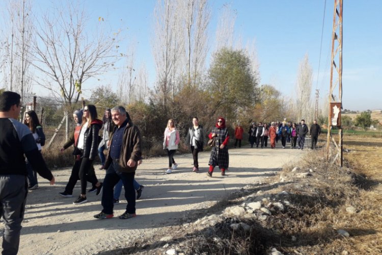 &Ouml;ğretmenler doğa y&uuml;r&uuml;y&uuml;ş&uuml;yle stres attı