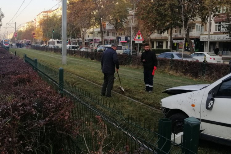 Direksiyon hakimiyetini kaybeden s&uuml;r&uuml;c&uuml; tramvay yoluna girdi
