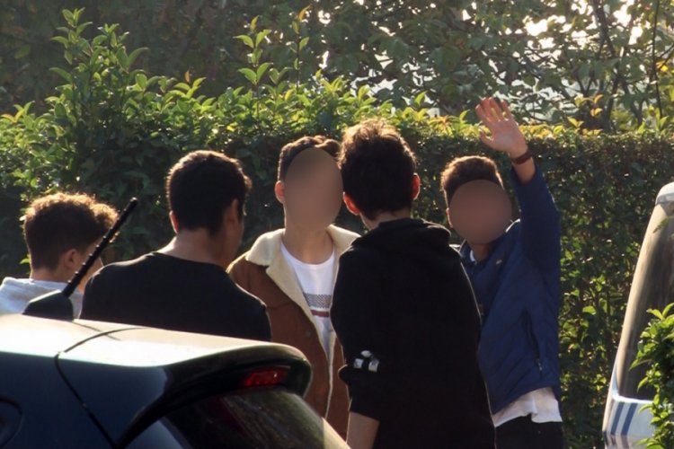 &Ouml;nce kaza yaptılar, sonra kameraya el salladılar