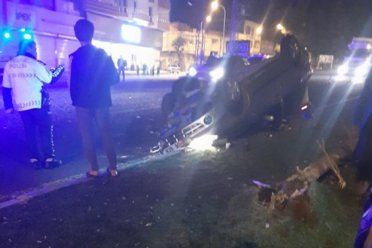 Otomobil ref&uuml;je &ccedil;arparak takla attı