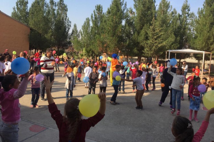 Suriye sınırında telafi eğitimi g&ouml;ren &ouml;ğrenciler g&ouml;n&uuml;llerince eğlendi