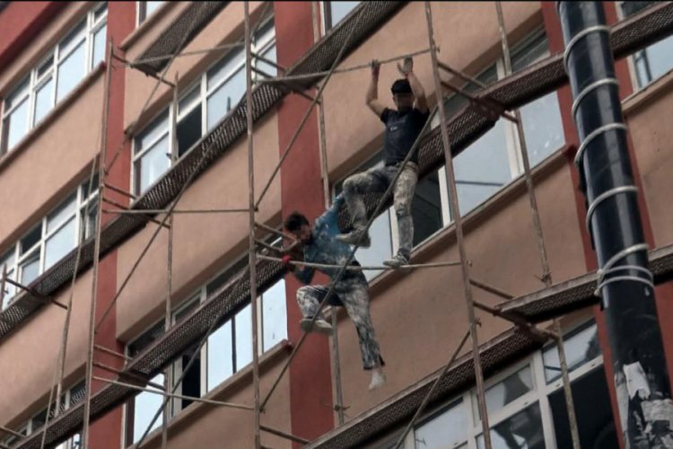 4 katlı binanın iskelesinde tehlikeli &ccedil;alışma