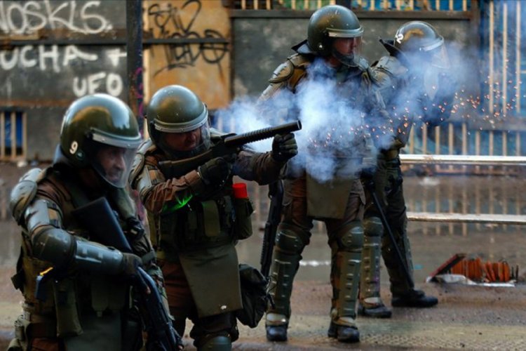 Şili'de g&uuml;venlik g&uuml;&ccedil;lerine protestolar sırasında havalı silah kısıtlaması
