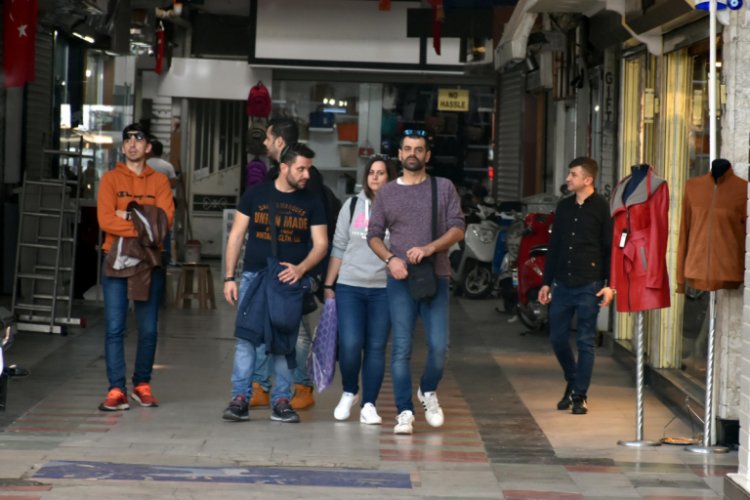 Marmaris'te yabancı askerler esnafın y&uuml;z&uuml;n&uuml; g&uuml;ld&uuml;rd&uuml;