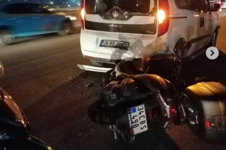 Motosiklet s&uuml;r&uuml;c&uuml;s&uuml;, zincirleme kazaya karışan araca &ccedil;arptı
