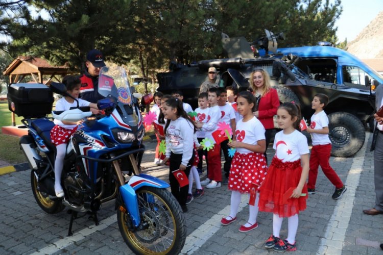 Jandarma, 'D&uuml;nya &Ccedil;ocuk Hakları G&uuml;n&uuml;'nde &ouml;ğrencileri konuk etti