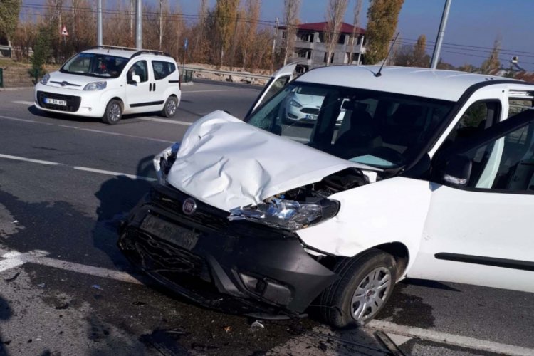 Hafif ticari ara&ccedil;la otomobil &ccedil;arpıştı