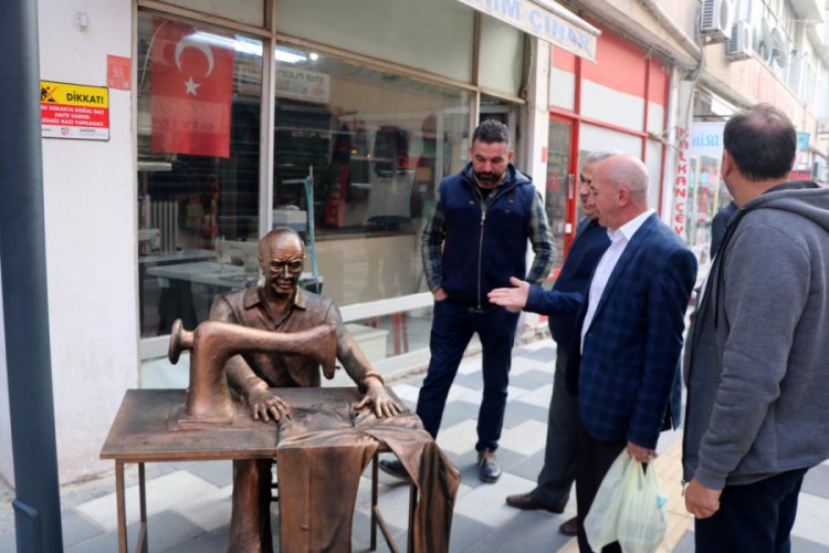 Keşan'da d&uuml;n a&ccedil;ılışı yapılan heykellere zarar verildi