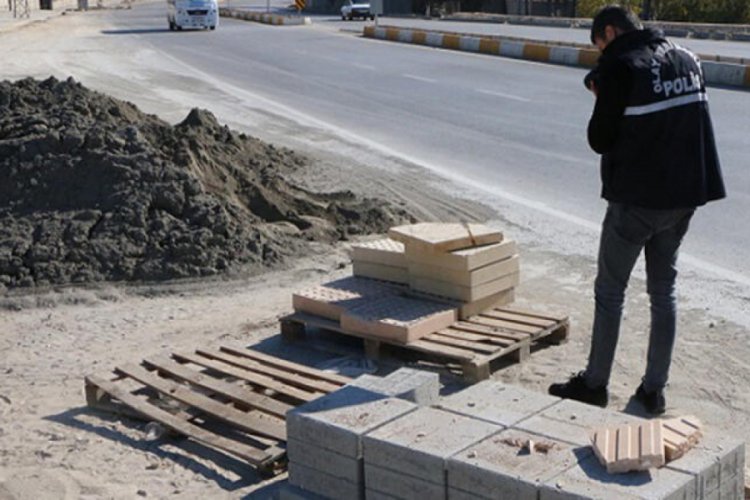 Kaldırım taşlarını &ccedil;alarken yakalandı