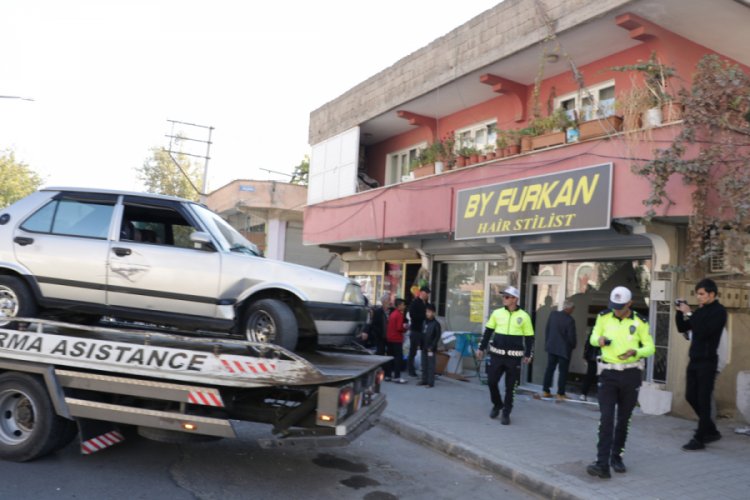 Otomobil berber d&uuml;kkanına girdi