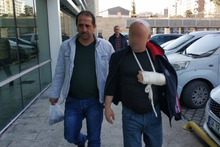 Babasına saldıran şahsı bı&ccedil;akladı