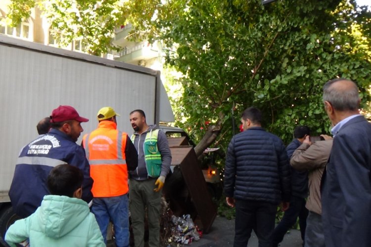 &Ccedil;arptığı ağa&ccedil;, aracının &uuml;zerine devrildi