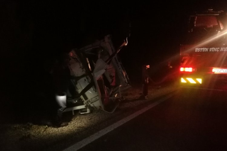 Tekeri patlayan kamyonet takla atıp şarampole u&ccedil;tu