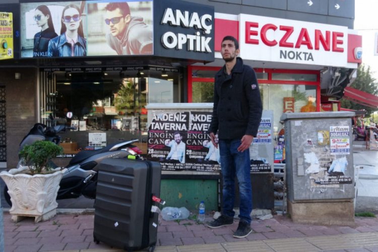 Kaldırımda hareketsiz bekleyen turist, tepki vermeyince hastaneye g&ouml;t&uuml;r&uuml;ld&uuml;
