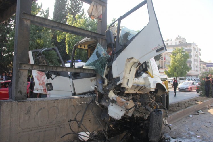 Baba oğul direğe &ccedil;arpan &ccedil;ekicide sıkıştı