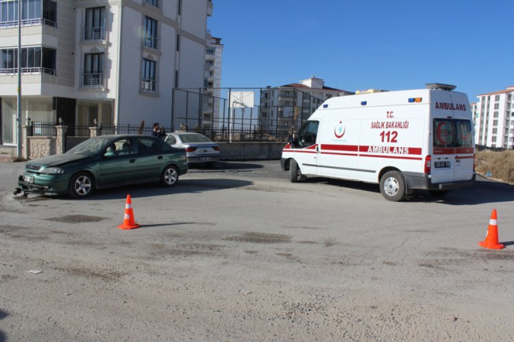 Elazığ'da iki otomobil &ccedil;apıştı: 12 yaralı