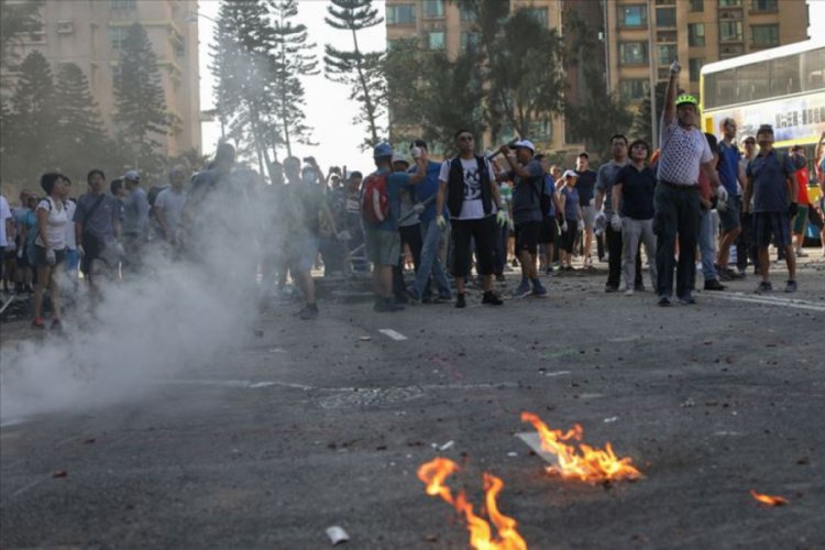 Hong Kong'da protestocular yine sokakları doldurdu