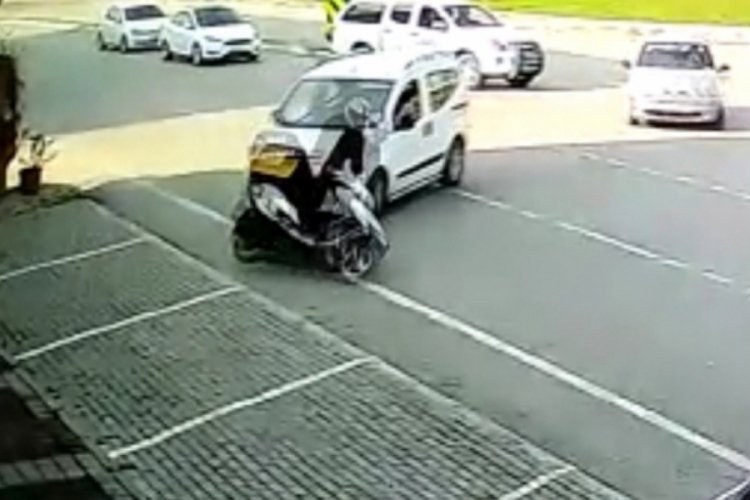 Bursa'da hafif ticari ara&ccedil;la &ccedil;arpışan motosikletli, metrelerce s&uuml;r&uuml;klendi