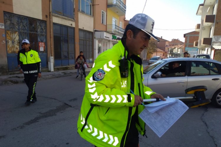 Kafasına kamyonet kapağının &ccedil;arpmasıyla ağır yaralandı