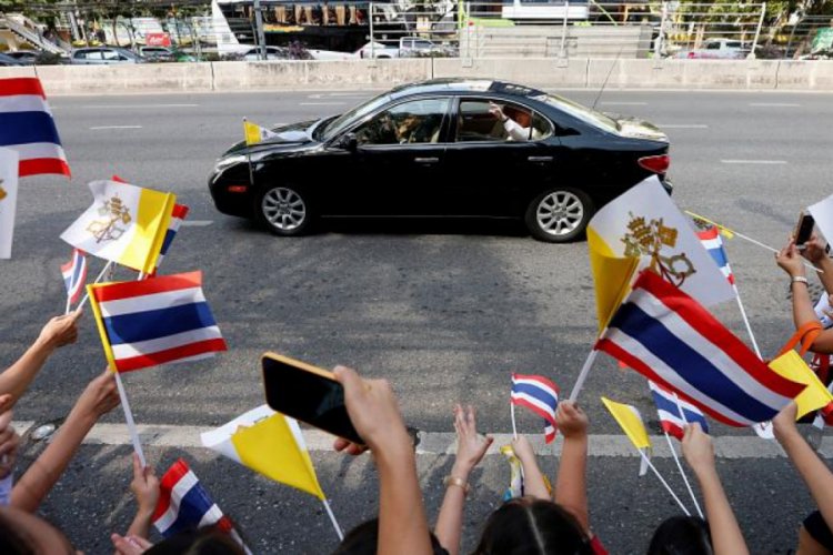 Papa 35 yıl aradan sonra Tayland'da