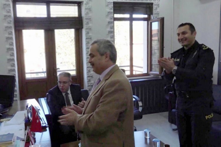 Bursa'da kaymakama s&uuml;rpriz doğum g&uuml;n&uuml;
