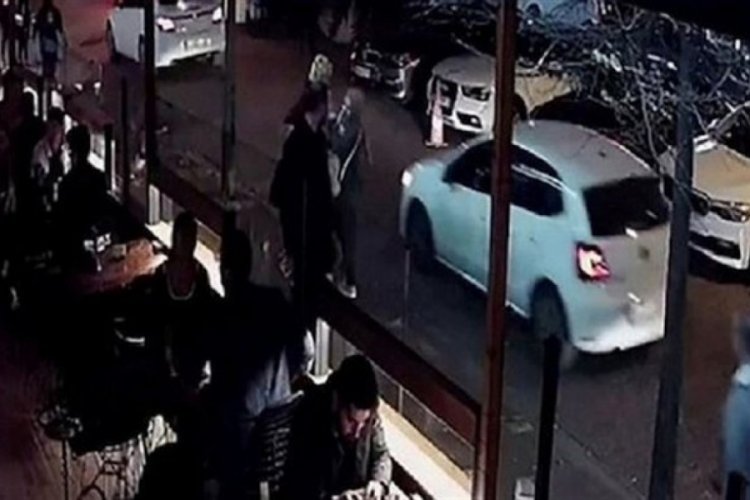 Baş&ouml;rt&uuml;l&uuml; &ouml;ğretmene saldıran kadın g&ouml;zaltına alındı