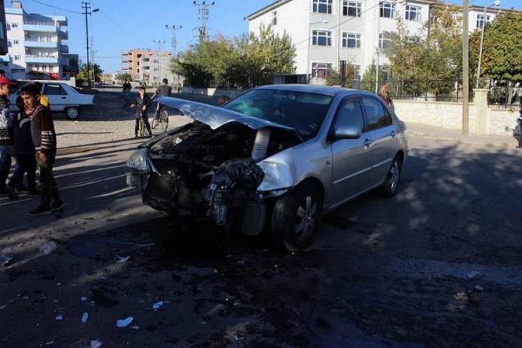 Yolcu minib&uuml;s&uuml; ile otomobil &ccedil;arpıştı: 4 yaralı
