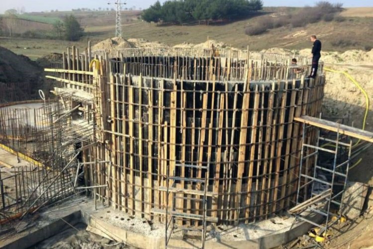 7 metreden kuyuya d&uuml;şen iş&ccedil;iyi itfaiye kurtardı