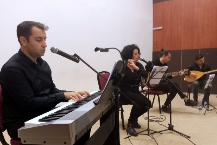 Bursa'da &ouml;ğretmenler meslektaşları i&ccedil;in şarkı s&ouml;yledi