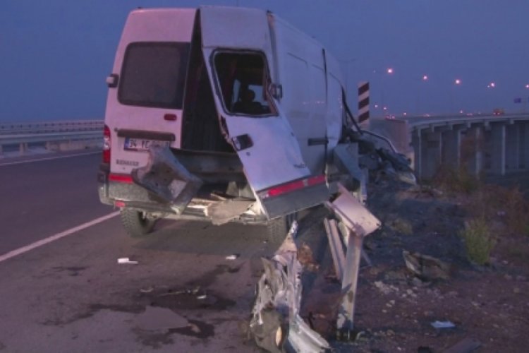 Ticari ara&ccedil; bariyerlere ok gibi saplandı: 3 yaralı
