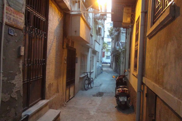 Cezaevi firarisi, eşini kalbinden ve karnından bı&ccedil;aklayarak &ouml;ld&uuml;rd&uuml;