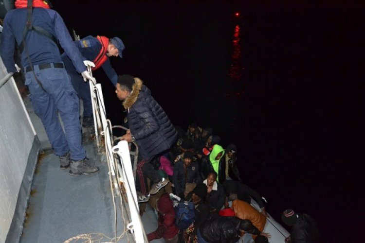 &Ccedil;anakkale'de lastik bot i&ccedil;inde 43 ka&ccedil;ak g&ouml;&ccedil;men yakalandı