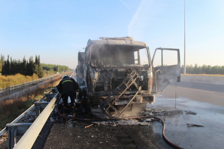 Bobin kağıdı y&uuml;kl&uuml; tır alev alev yandı