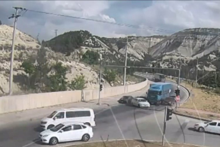 Motosikletli s&uuml;r&uuml;c&uuml;lerin &ouml;l&uuml;mden d&ouml;nd&uuml;ğ&uuml; anlar şehir polis kamerasında