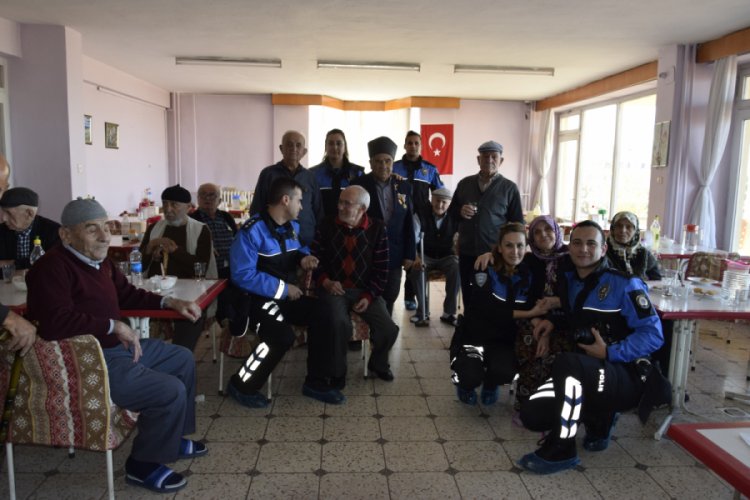 Polisler ve yaşlılar oyun havası eşliğinde doyasıya eğlendi