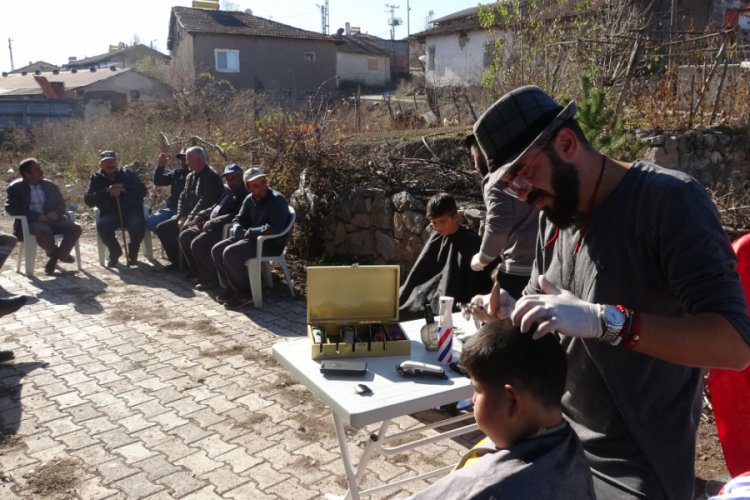 K&ouml;y k&ouml;y gezip &uuml;cretsiz sa&ccedil; tıraşı yapıyor