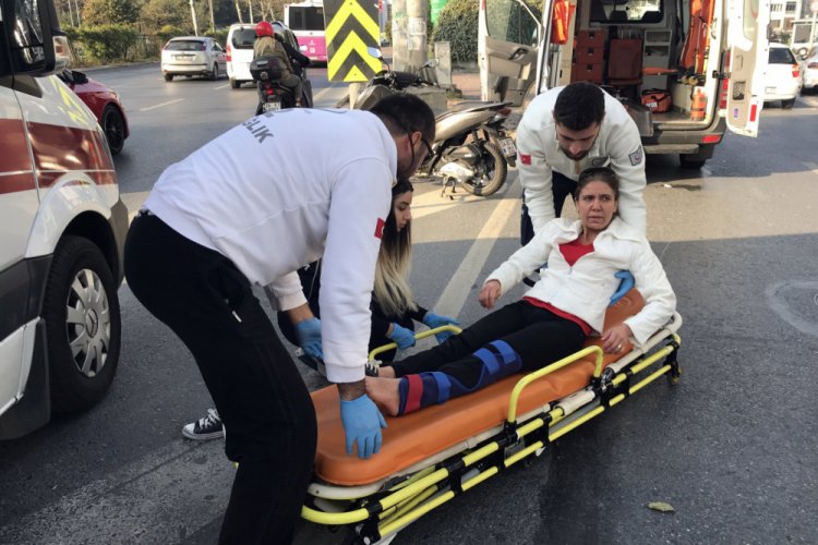 Kazada yaralanan kadın &ccedil;aresizce yerde ambulans bekledi