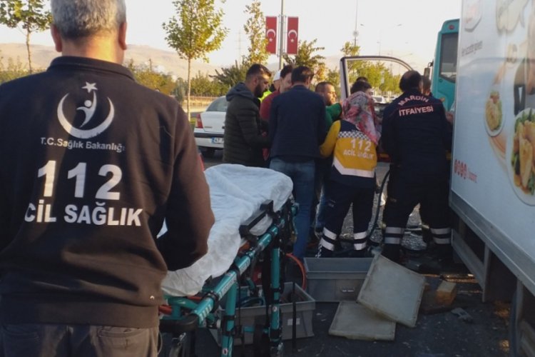 Kamyonet, &ouml;zel halk otob&uuml;s&uuml; ile &ccedil;arpıştı