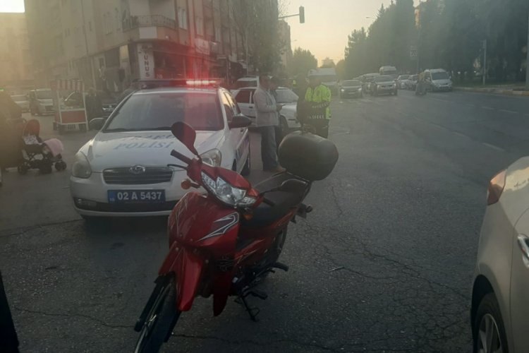 Otomobil ile motosiklet &ccedil;arpıştı
