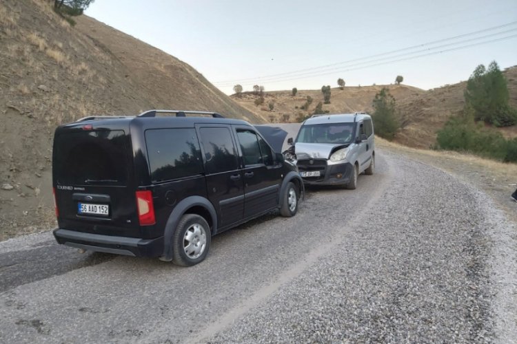 Siirt'te iki ara&ccedil; &ccedil;arpıştı: 4 yaralı