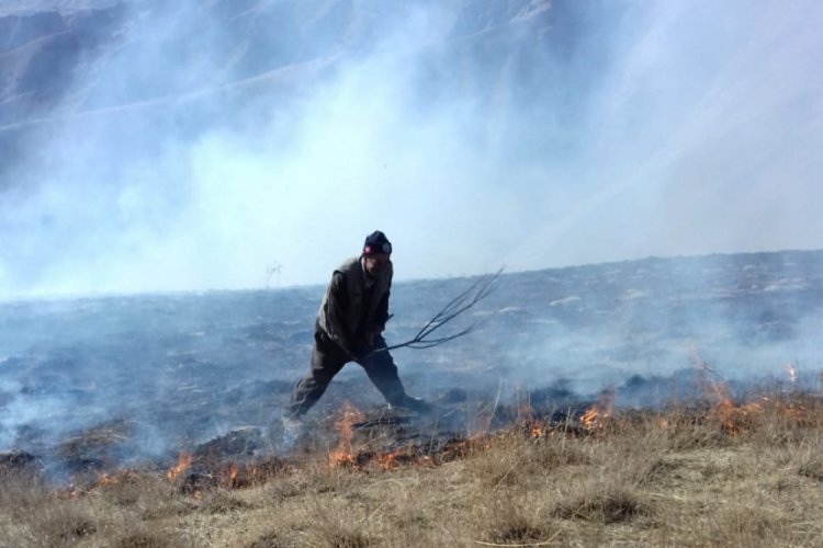 Otluk yangınını itfaiye ve jandarma s&ouml;nd&uuml;rd&uuml;
