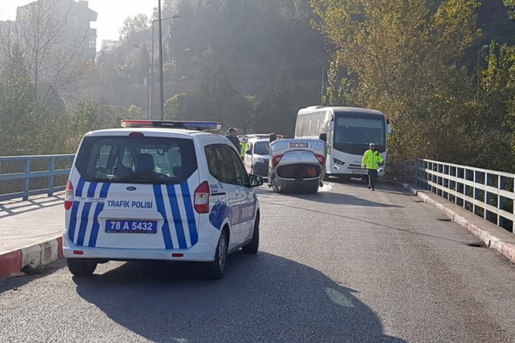 Kaldırıma &ccedil;arpan otomobil ters d&ouml;nd&uuml;