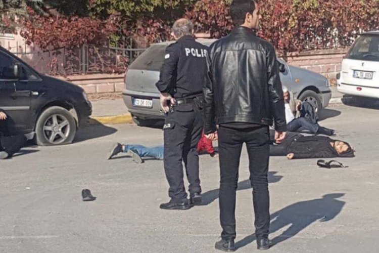 Adliye &ouml;n&uuml;nde silahlı kavga: 1 &ouml;l&uuml;, 3 yaralı