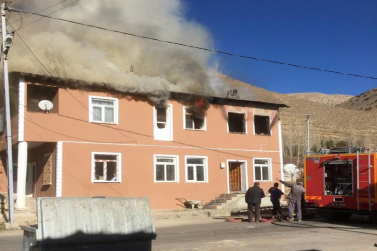 Can pazarı! 3 kişi yangında &ouml;ld&uuml;