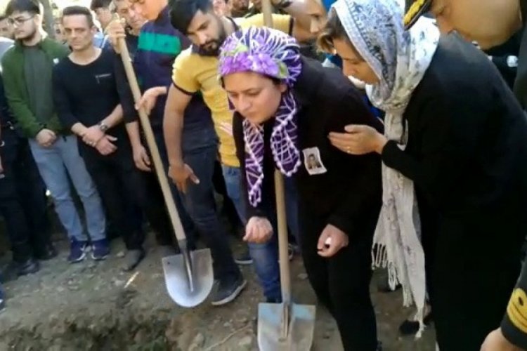 Şehit eşinin mezarından bir avu&ccedil; toprak aldı