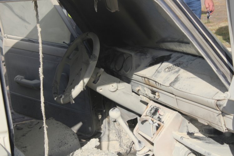 Park halinde alev alan otomobili yanmaktan vatandaşlar kurtardı