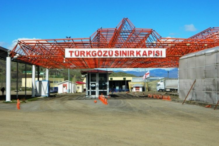 G&uuml;mr&uuml;k kapısından ka&ccedil;ak eşya operasyonu